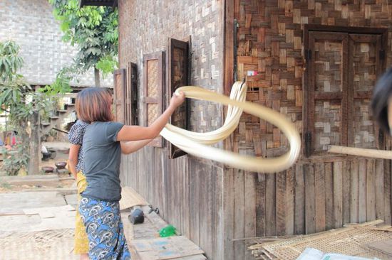 ...hier werden Bonbons aus gekochtem Zuckerrohr hergestellt...
zuerst geschwungen und gedreht....