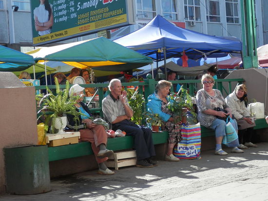 Auf dem großen Markt von Irkutsk kann man ewig bummeln, sitzen und beobachten