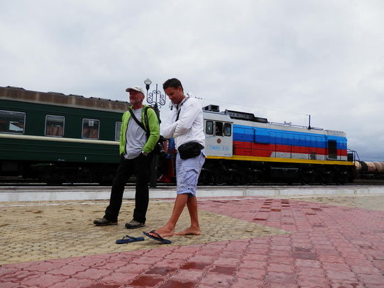 Christian aus der Schweiz verkürzt das Warten an der Grenze mit einem deutschsprachigem Schwätzchen