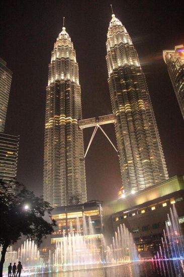 ...und bei Nacht mit Wasserspielen...