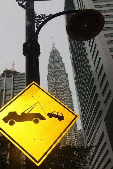 hier gibt es auch die witzigen gelben Verkehrsschilder...