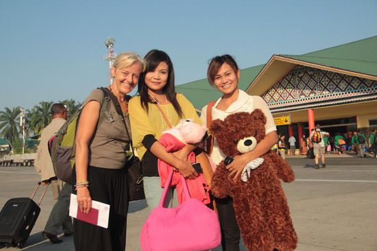 Willkommen auf Sumatra ( die beiden hatten so große Plüschi´s dabei, weil sie Flugangst hatten)