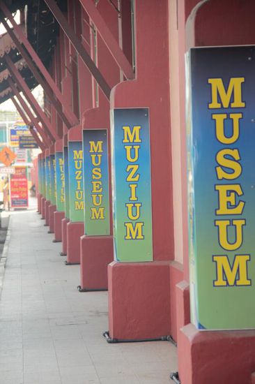 rote Gebäude überall im Zentrum...