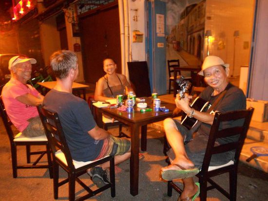 lustig ging es immer zu am Abend vorm Hostel, da der Inhaber ein ehemaliger Reisender war ( rechts im Bild)