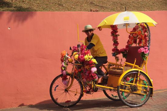 ...fahren überall auf den Straßen mit lauter Musik herum
