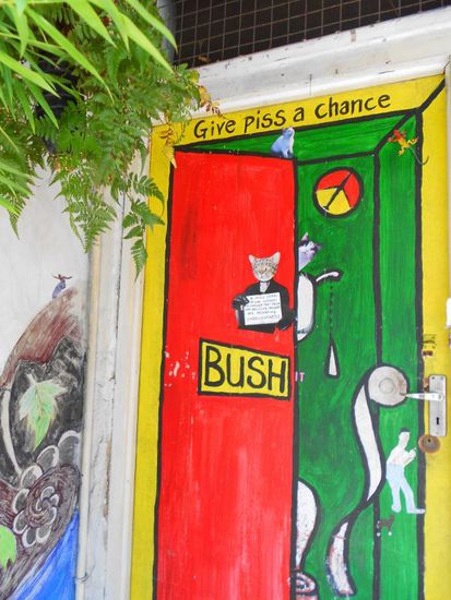 öffentliche Toilette, schon sie allein vermittelt den Besuchern den Humor der Stadt....