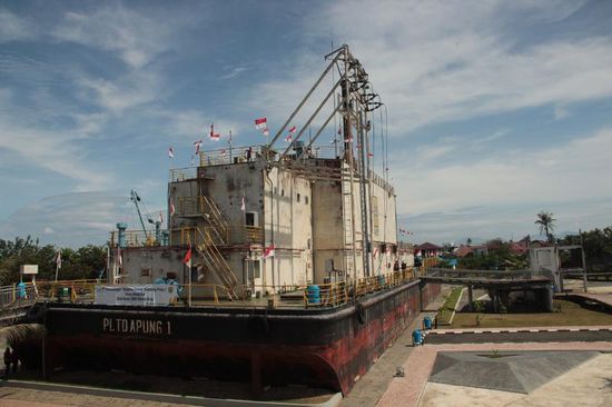 sieben Kilometer wurde dieses Schiff von der Flutwelle in die Stadt getragen...