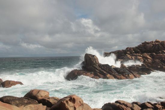hohe Wellen an den "Cave-Rocks"