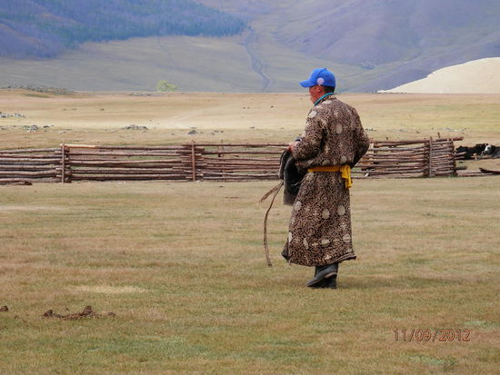 ..ein Nomade verrichtet seine tägliche Arbeit, er treibt die Herden meist zu Pferde...