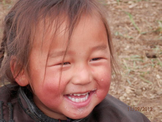Gesund und gut gelaunt, ein echtes Naturkind....Junge oder Mädchen? Die Frage beantworten wir später
