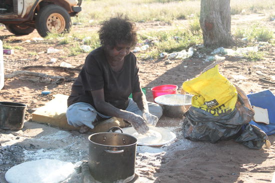 Grandma bäckt Fladenbrot nach alter Aboriginie-Art