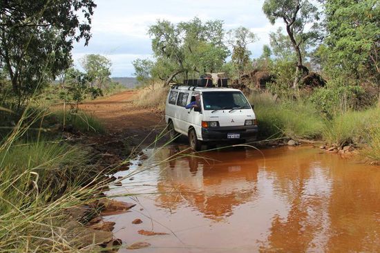 der erste Fluß wird sehr vorsichtig überquert....