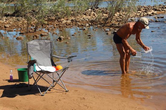 während der MB den Abwasch erledigt.....