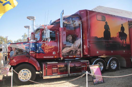 Ein LKW, in einem erstaunlichen Designe, war das Geschäft für alles was ein Cowboy so braucht.