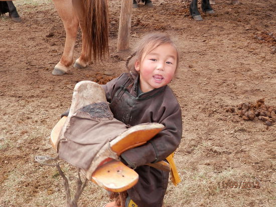 ..unser kleiner Sonnenschein hilft fleissig mit...