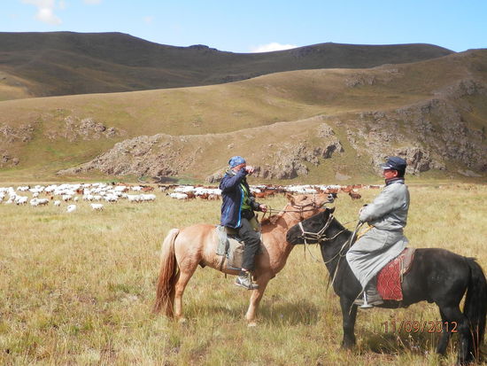 Mongo und Walter bei der Lagebesprechung mit den Haenden