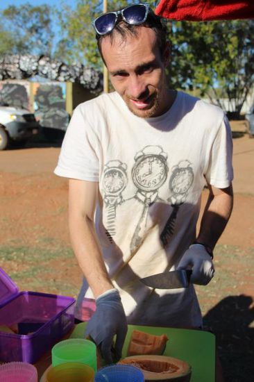 ....und schnippelt fleißig Obst