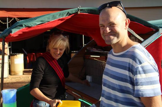 Dave und ich, wir helfen ihm natürlich...