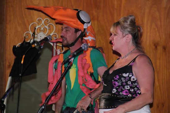 und während die Moderatoren Sean und seine "russische" Assistentinsehr lustig durch das Programm führen.....