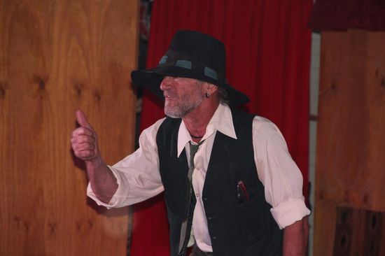 Plötzlich erscheint er......ein Bayer im Outback....