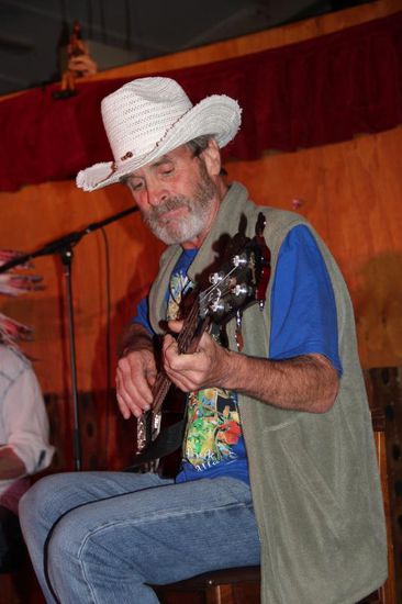 Lehrer Paul, er ist weltbereist und spricht ein bißchen deutsch...