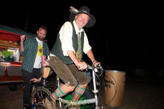 jeder muss für sein Getränk etwas strampeln....