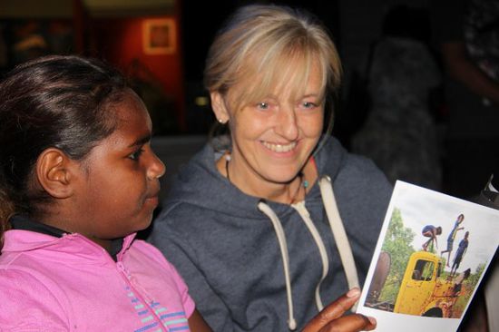 Shanyle erklärt mir ganz stolz ein Schulprojekt