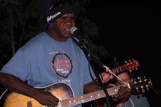 er spielte und sang schon mit dem großen Orchester....