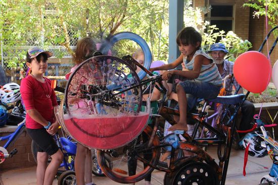 ein Seifenblasenfahrradkunstwerk......