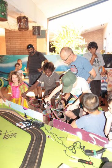 2 Fahrräder, 2 Rennautos, aber nur ein Gewinner!(im Hintergrund der Typ mit der Brille ist der Erfinder und Künstler der Fahrradskulpturen)