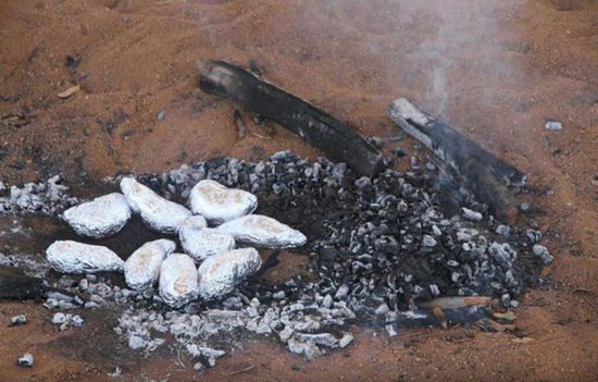 ....dann zusammen mit den Süßkartoffeln und der Glut in der Erde verbuddelt...