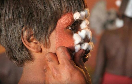 Das Schmücken und schminken gehört zur Zeremonie dazu....