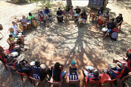 Trommeln unter schattenspendenden Bäumen......