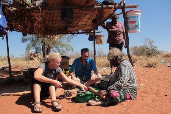 zu besuch bei Rosi, sie stellt Echsen aus Holz her und bemalt sie sehr kunstvoll....
