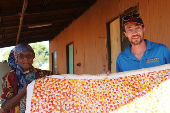 Poly und Sean mit einem Ihrer Werke "The Bushplums"