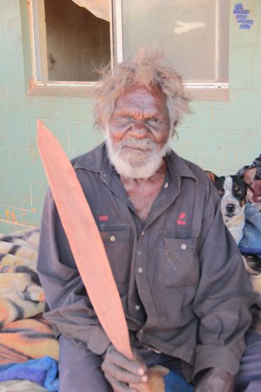 das ist "Motorbike", er stellt Speerschleudern aus Holz und Naturmaterial her, auch Bumerangs und Kängeruhfänger gehören zu seinen voll gebrauchsfähigen Kunstgegenständen.....