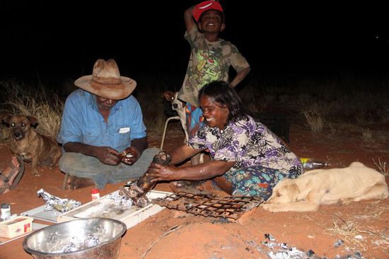 "Cowboy" der Dorfälteste bekommt zuerst ein großes Stück....