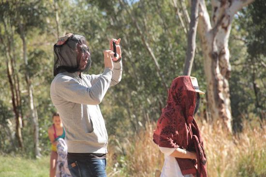 ...lustig, einmal dreifach fliegengesichert mit Hut, Netz und Tuch und einmal Netz ohne alles....sehr modisch!