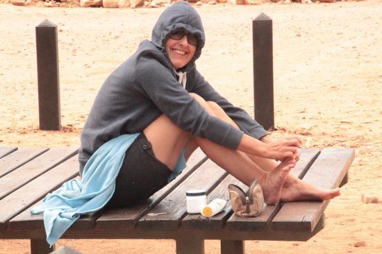 Was das wohl ist? ....morgendliche Fußpflege mit Fliegenschutz....