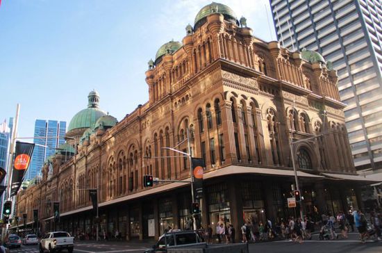 die gehobenere Klasse für eine Shoppingtour "Victoria- Building"