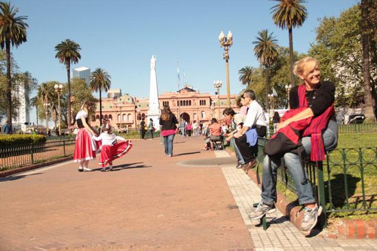  Plaza de Mayo, das politische Zentrum der Stadt, im Hintergrund die Casa"Rosada", von deren Balkon Eva Peron ("Evita") für die Rechte der Arbeiter und vor allem der Frauen in Argentinien plädierte...