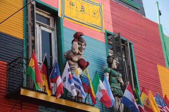 ...schrill und skurril...