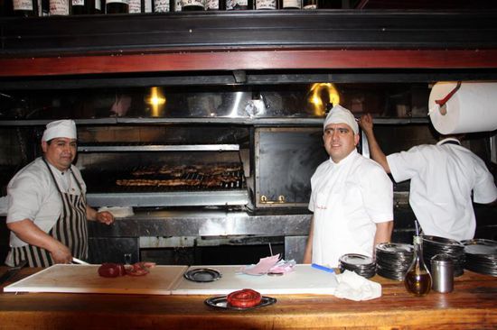 ...die Steakkünstler bei der Arbeit....