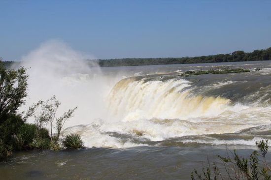 ...nur die hohe Gischt verrät uns die Ausmaße...