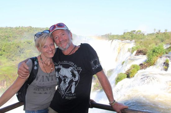 es ist gerade, als hätte man uns vor eine Kulisse gestellt...