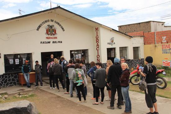 Warten wie immer an der Grenze, doch für uns Europäer alles kein Problem