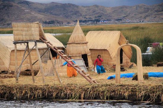 die Insel aus Schilf, die Häuser aus Schilf, die Boote a....
