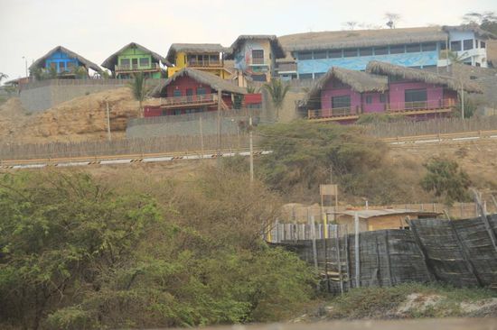 ...bei einem Spaziergang zurück in Mancora, entdecken wir diese hübschen bunten Häuschen...