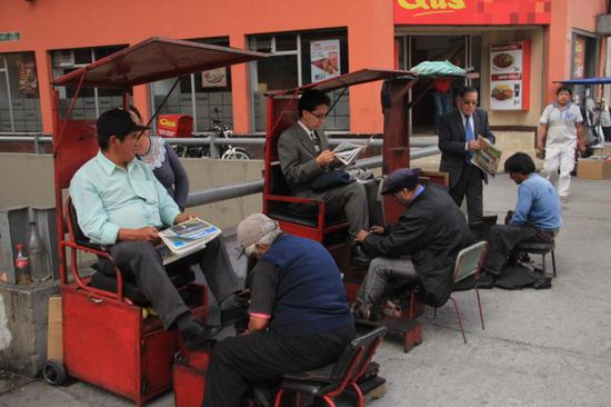 Schuhputzer bei der Arbeit...