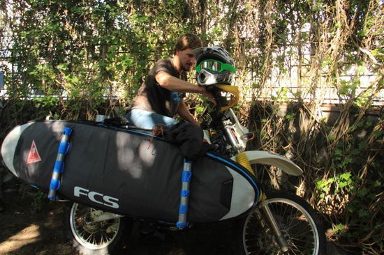 Motorbike mit Surfbrett, auf Ideen kommen die Leute heutzutage...